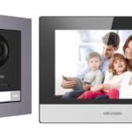  HIKVISION DS-KIS602 Kit Videoportero IP 2MP DS-KD8003 + DS-KH6320 WiFi + Switch PoE + Tarjeta SD 16GB 